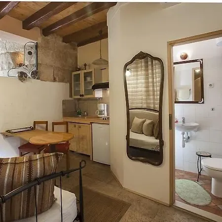 Cecilia Apartment *